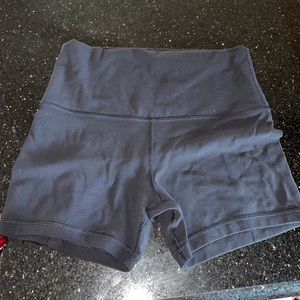 Lululemon size 6 align shorts 🤗 4”